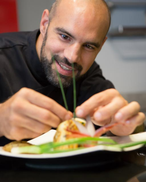 Chef préparant un plat